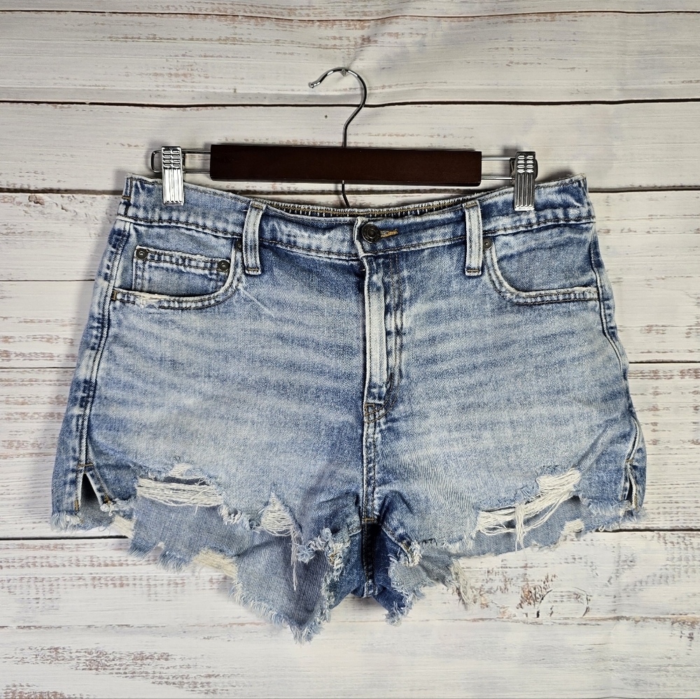 Aerie Distressed Denim Shorts Size Medium Light Wash Frayed Hem 3" Shorts